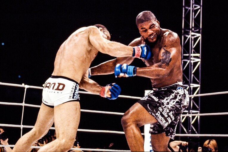 シウバの打撃がジャクソンの顔面にヒットする　©Susumu Nagao