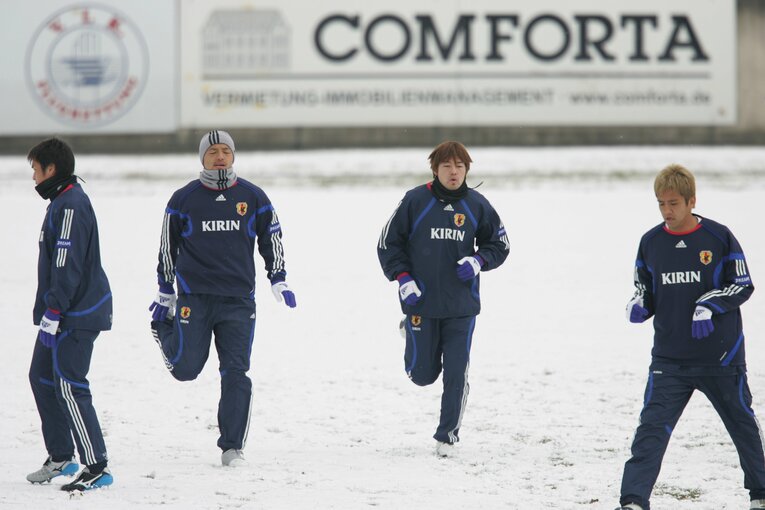 2006年、ドイツ・ボンで雪のなかトレーニングする小野伸二、松井大輔、稲本潤一　©Naoya Sanuki