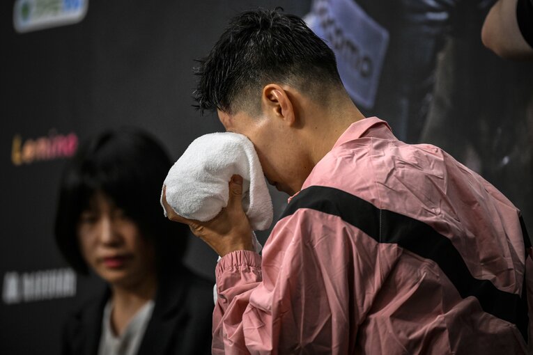 氷のうで患部を冷やすキム・イェジュン　©Takuya Sugiyama