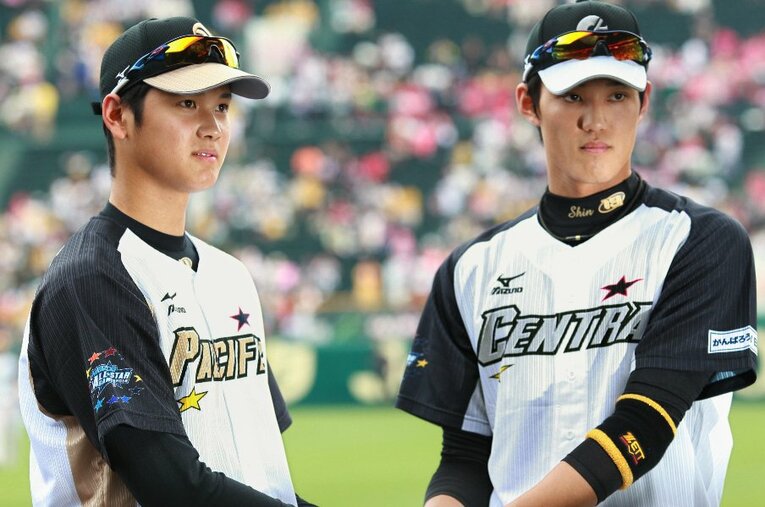 普段は見られない対戦が実現するのも球宴の醍醐味だ。写真は2014年、全パの大谷（左）と全セの藤浪 ／ photograph by JIJI PRESS