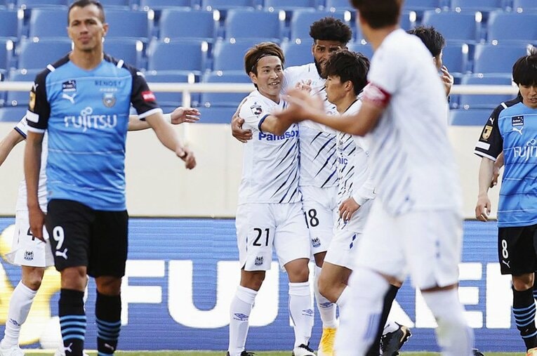 矢島慎也（21）のゴールに沸くガンバイレブン ／ photograph by KYODO