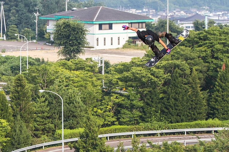 夏場は陸上でのフィジカルトレーニングやテストを始め、ウォータージャンプやエアマット、人工芝ゲレンデを使用することも。 ／ photograph by 2018 HEIDI Co., Ltd.