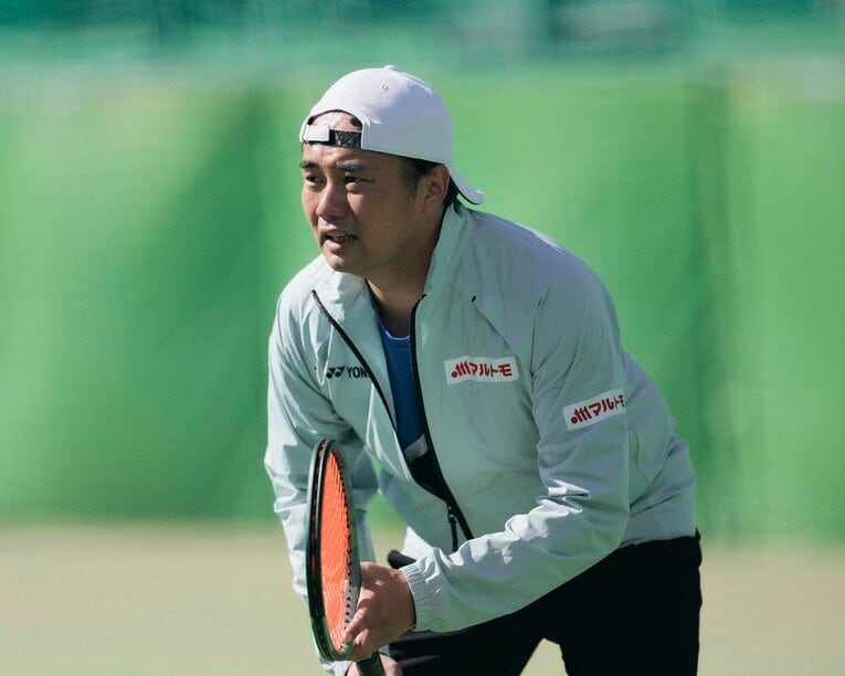 本人は「半力投球」というが、真面目にテニスに取り組む姿勢がうかがえる　©Yuki Suenaga