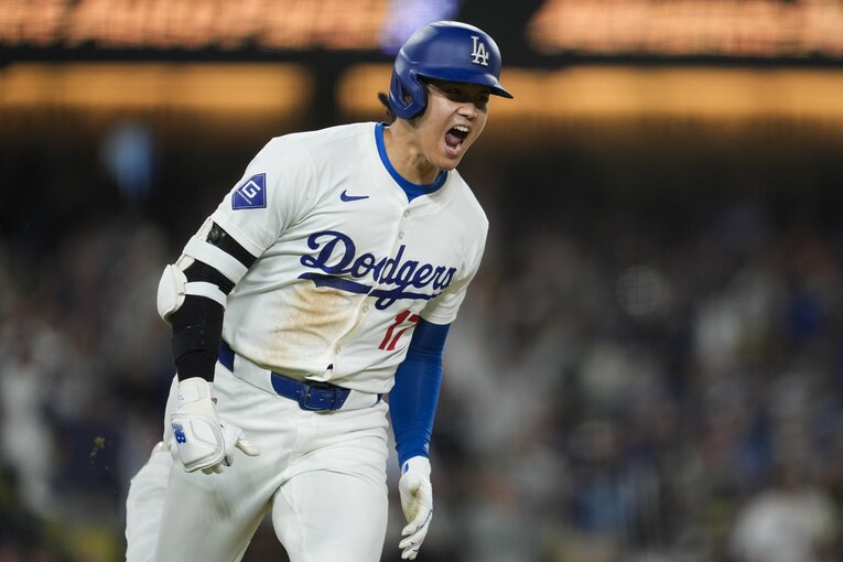 同点タイムリーに雄叫びをあげる大谷　©AP/AFLO