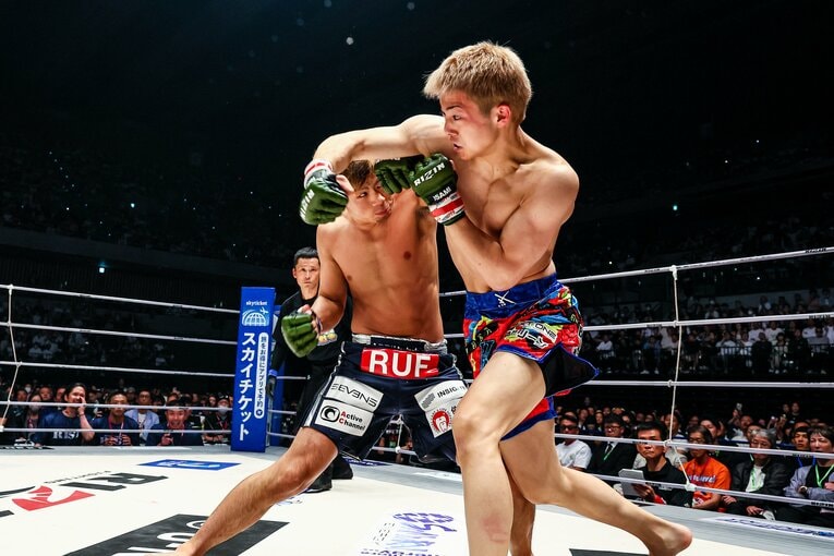 5月6日の『RIZIN.42』で拳を交錯させるYA-MAN（左）と三浦孝太　©RIZIN FF Susumu Nagao