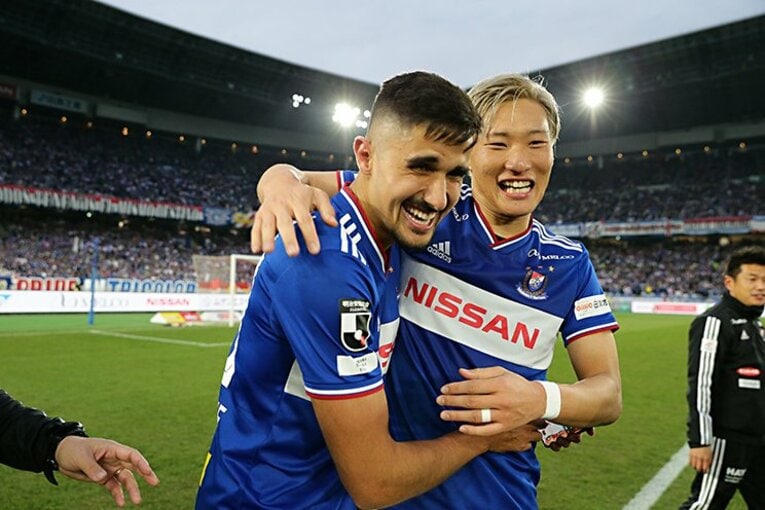 昨季のリーグ優勝に貢献したチアゴ（左）と畠中。チームメイトからも多くのものを吸収したい　©︎J.LEAGUE 