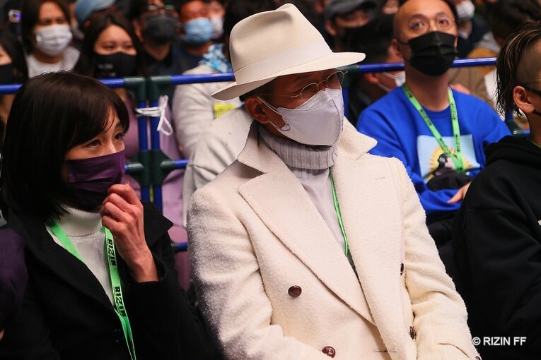 リングサイドから試合を見守った父・三浦知良と母・三浦りさ子　©RIZIN FF