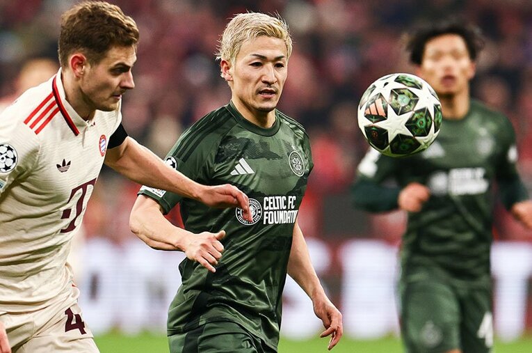 CLプレーオフ、セルティックの前田大然はバイエルンのスタニシッチと競り合う ／ photograph by PA photo/JIJI PRESS