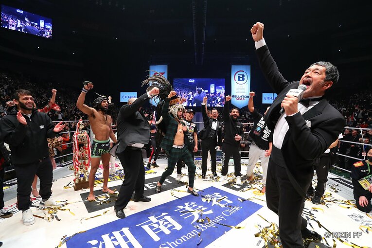 大会のフィナーレではRIZINの高田延彦キャプテンの発声のもと、昨年10月1日に亡くなったアントニオ猪木さんに「1、2、3、ダァーッ！」を捧げた　©RIZIN FF
