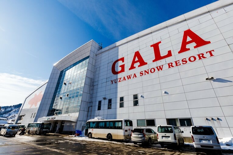 ガーラ湯沢駅。上越新幹線で大宮駅から約70分、冬季のスキー場営業期間中のみ開設される臨時駅