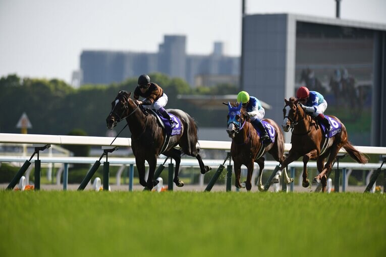 先頭を走るキタサンブラック。最後までその景色は譲らなかった　©BUNGEISHUNJU