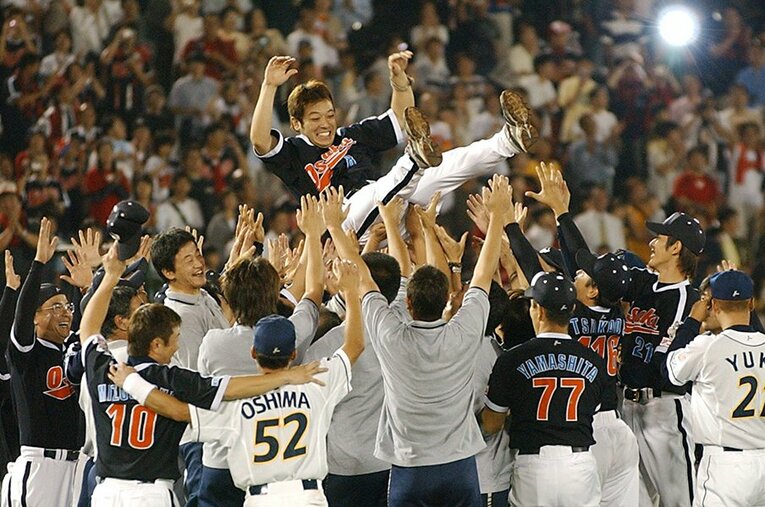2004年オリックスvs近鉄の最終戦後、胴上げされる近鉄の礒部公一選手会長（当時）。合併から16年、「オリックス・バファローズ」がパの頂点を掴んだ ／ photograph by JIJI PRESS