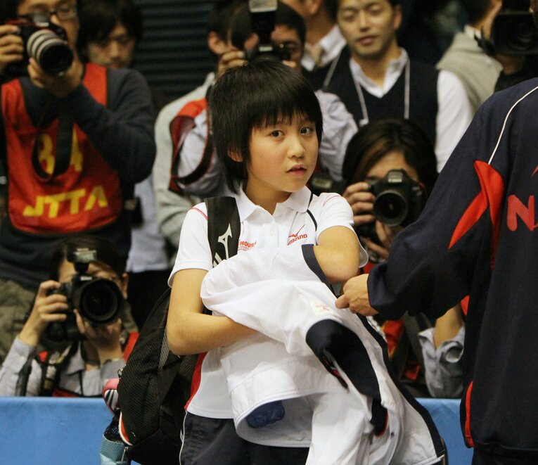 2011年の全日本卓球にて。会場中で報道陣に囲まれるほどの注目度だった　©JIJI PRESS