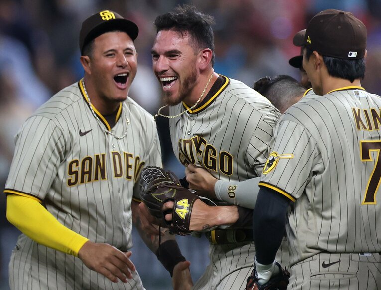 ノーヒッター達成に喜ぶマスグローブ投手（中央）　©Getty Images