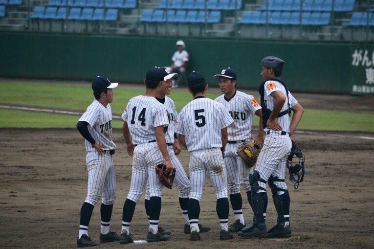 西田陸浮の東北高校時代。「お前がエースなんやからクヨクヨすんな！」。エース石森健大は西田に何度も助けられたという（写真提供=石森健大さん）