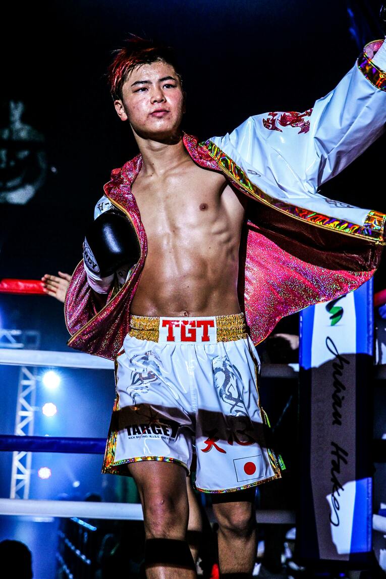 2014年7月12日、プロデビュー戦の入場シーン。当時15歳の高校1年生とは思えない肉体美に注目　©Susumu Nagao