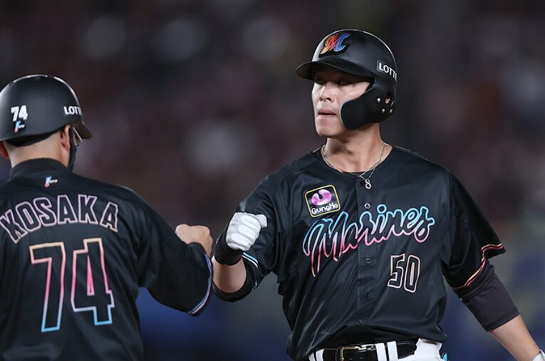 ガッツ溢れる石川慎吾（右）のプレーは、マリーンズの選手たちにも刺激を与えている　 ／ photograph by Chiba Lotte Marines