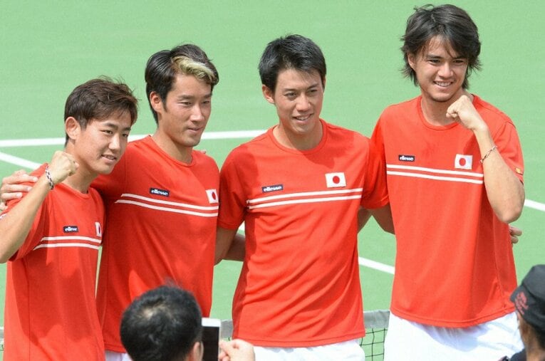 2016年デビス杯のワールドグループプレーオフ、ウクライナに勝利した日本チーム。左から西岡良仁、杉田祐一、錦織圭、ダニエル太郎 ／ photograph by NIKKAN SPORTS