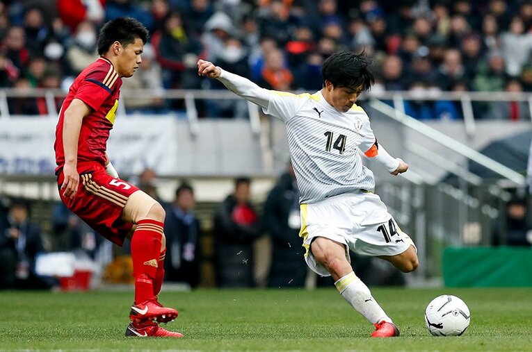 前橋育英・田部井涼のシュートを流通経済大柏・関川郁万が守る――。白熱した決勝戦の分水嶺となったのは経験値だったかもしれない。 ／ photograph by Getty Images