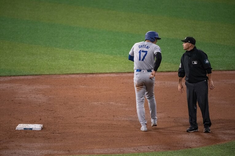 盗塁後の一コマ…ポケットに注目。審判が近づいて…　©Nanae Suzuki