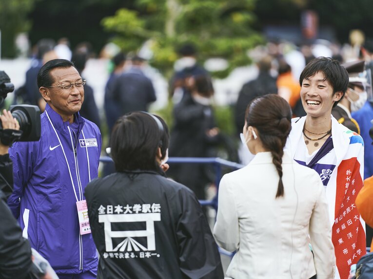 優勝後に笑顔を見せる大八木監督とアンカーの花尾 ©Yuki Suenaga