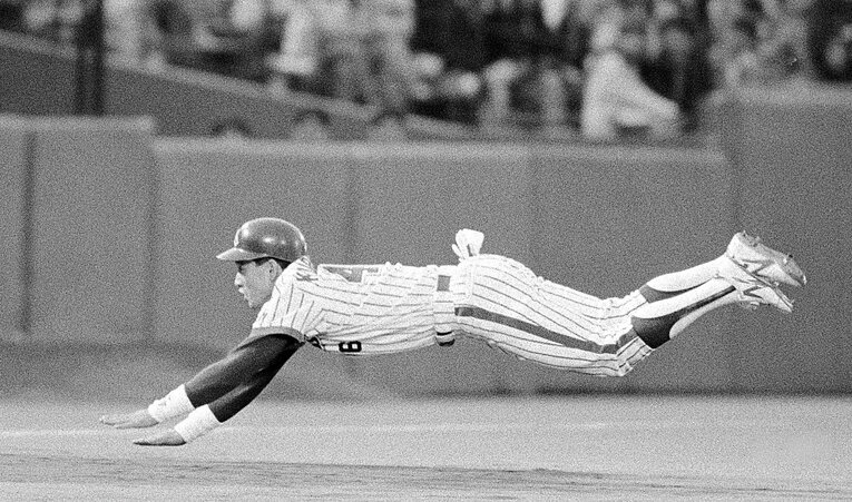 持ち前の俊足を武器に活躍した栗山英樹のプロ野球選手時代　©JIJI PRESS