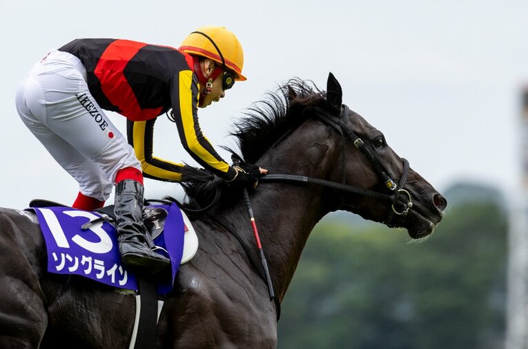池添謙一の手綱に導かれ、安田記念を制したソングライン。海外遠征を経て心身ともに逞しく成長した ／ photograph by Photostud