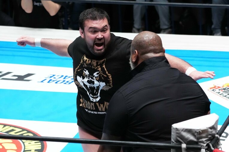 コーナーのドン・ファレにラリアットを浴びせるウルフアロン。3月4日、後楽園ホール　©Essei Hara