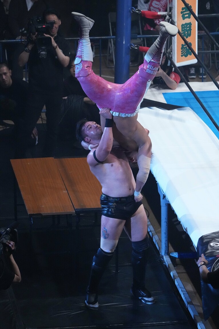 場外で海野翔太を持ち上げるカラム・ニューマン。3月20日、アオーレ長岡　©Essei Hara