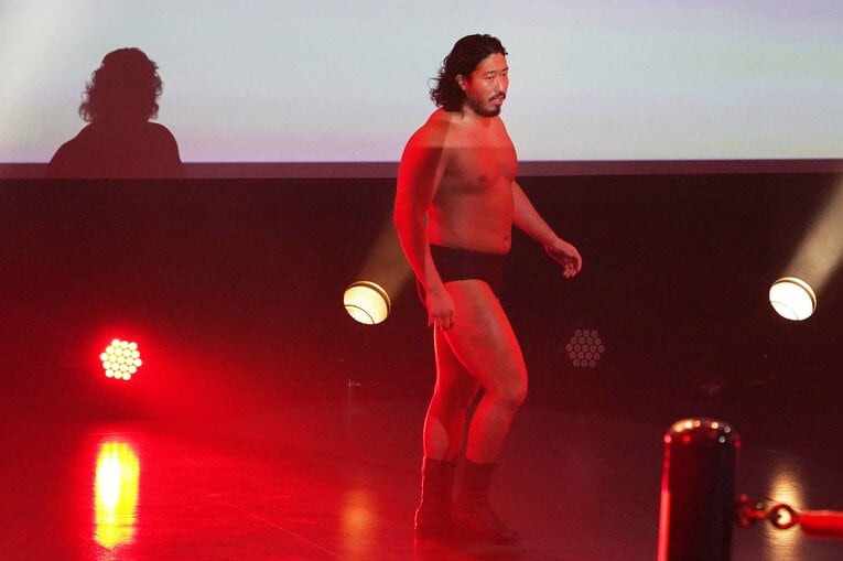 黒のショートタイツで入場する辻陽太　©Essei Hara