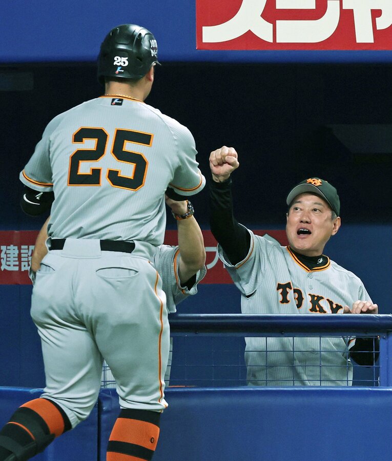 「和真いた？」発言が話題になった原監督だが、岡本の長打力を認めているからこその“ゲキ”だったのだろう　©JIJI PRESS