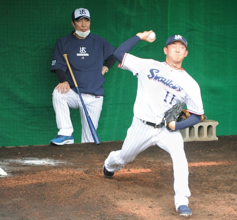 2023年2月のキャンプで奥川のブルペン投球を見つめる高津監督（左）　©︎JIJI PRESS