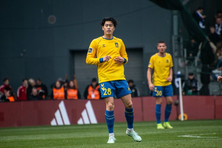 フライブルクへの移籍が正式に決定したという鈴木唯人　©Getty Images