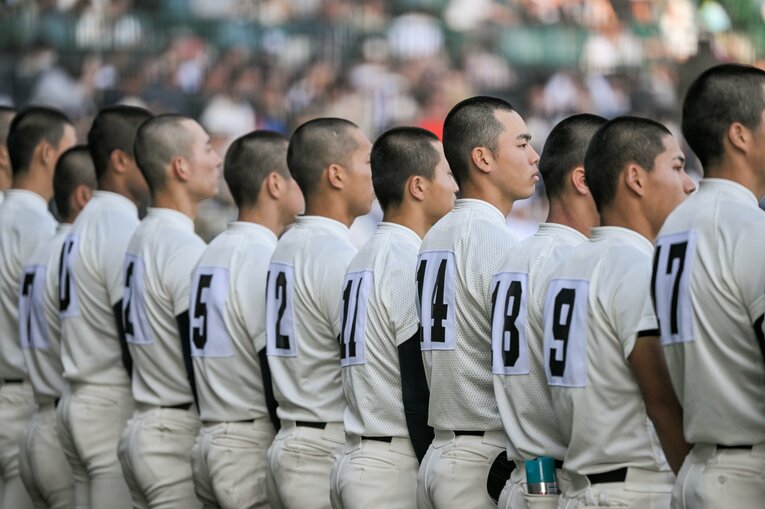 試合終了後、落胆する大阪桐蔭ナインだが……（2／全9枚）©Nanae Suzuki