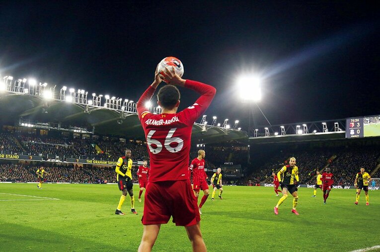 トレント・アレクサンダー・アーノルドも、スローインをフォームから見直した ／ photograph by Getty Images