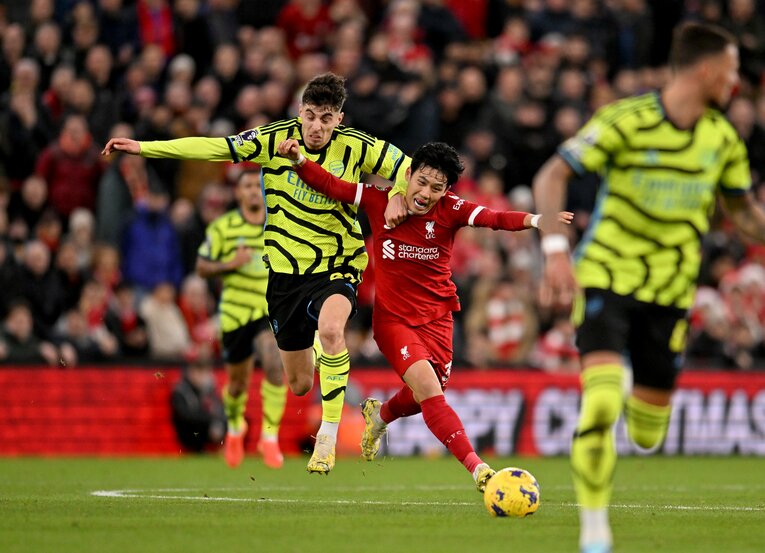 12月23日、首位攻防のアーセナル戦。先発フル出場を果たした遠藤航。相手MFカイ・ハヴァーツが遠藤へのファールでイエローカードをもらう場面