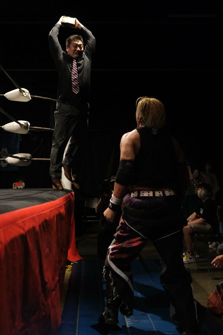 渾身の“六法殴打”を放つ剛馬