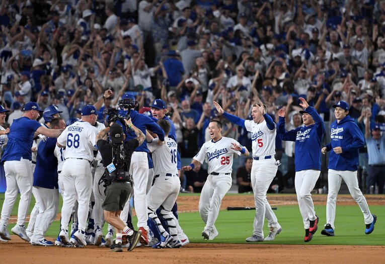 フィリーズとの地区シリーズを劇的なサヨナラ勝ちで突破し、歓喜の輪に加わる山本と佐々木！　©JIJI PRESS