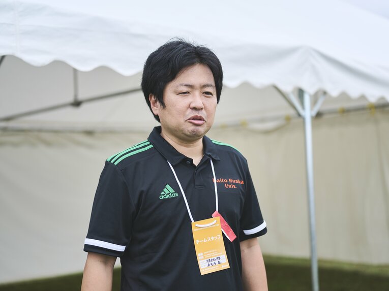 現在は大東大を率いる真名子監督。かつての仙台育英高時代は留学生選手も多く擁した　©Yuki Suenaga