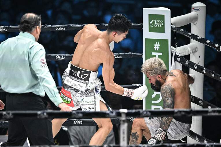 6回、一度ダウンを奪った後、コーナーでパンチを集め…　©AFP=JIJI PRESS