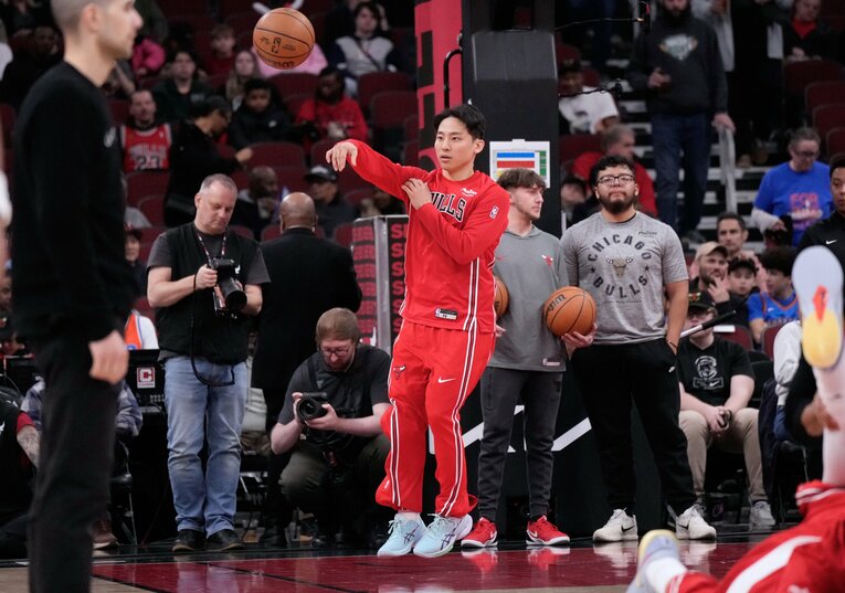 懸命なアピールを続けるシカゴ・ブルズの河村勇輝　©︎AP/AFLO