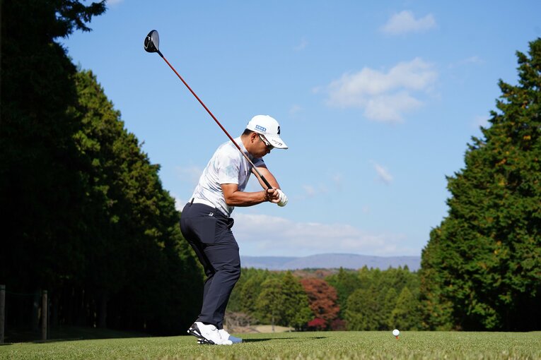 身長158cmと小柄ながらも力強いスイングで今季4勝を挙げた比嘉一貴　©︎Yoichi Katsuragawa