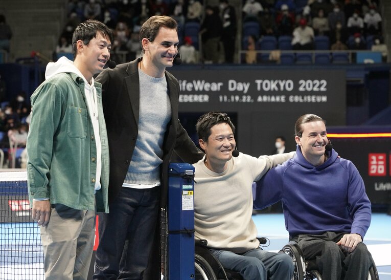 ユニクロのイベントでフェデラーと久々の再会を果たした錦織　©JIJI PRESS