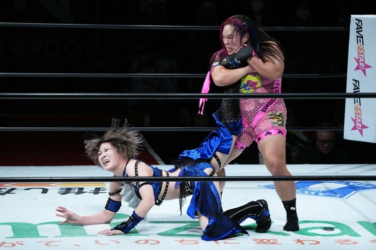 橋本千紘のアンクルホールドに耐える安納サオリ　©Essei Hara