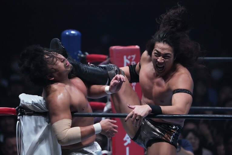 コーナーの後藤洋央紀にキックを浴びせる竹下幸之助　©Essei Hara