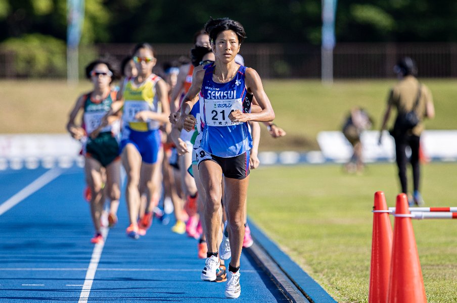 じつは…10000m新谷仁美はスパイクすら履けない状態だった<3月のTBSオールスター感謝祭で見せた素晴らしいタイム><Number Web> photograph by Takeshi Nishimoto