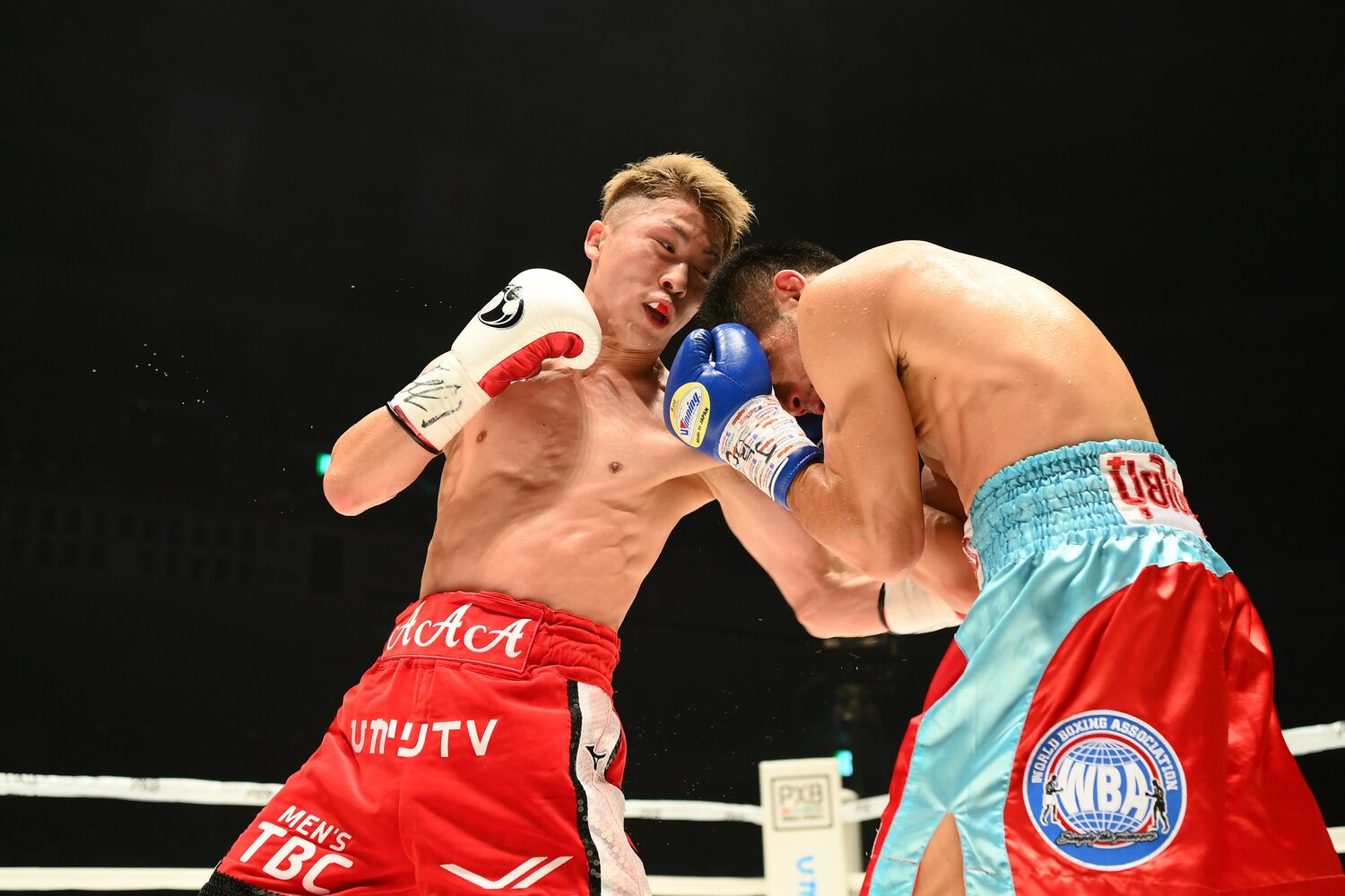 強烈なボディを懸命にブロックするディパエン　©PXB PARTNERS