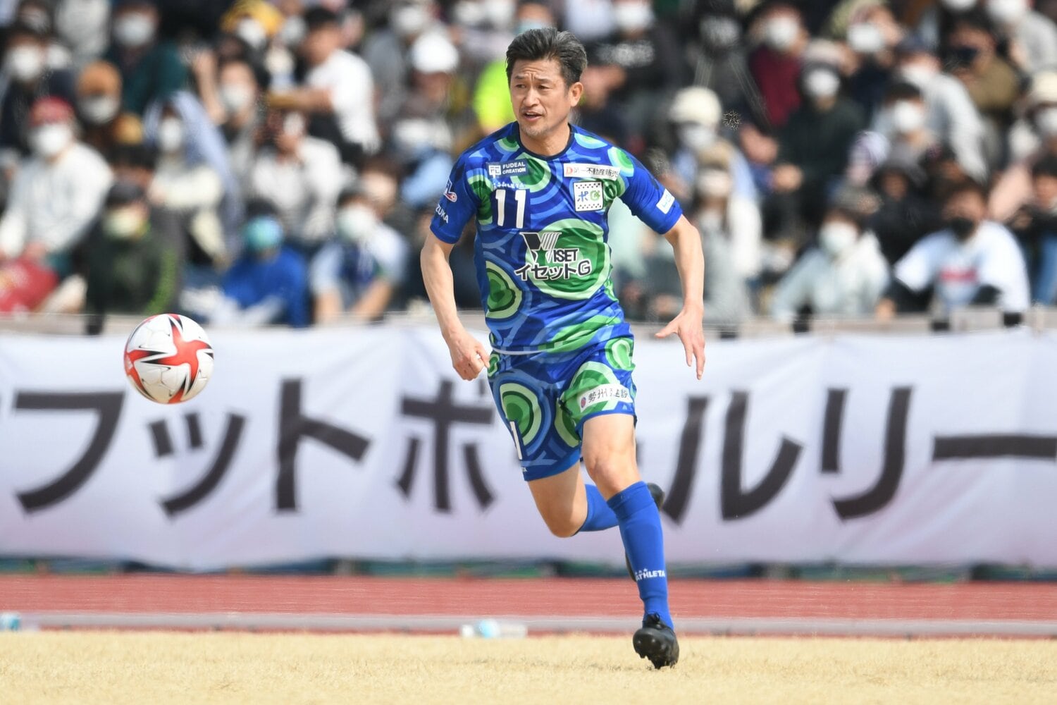 多くの鈴鹿サポーターが、カズとの共闘に胸を躍らせている　©Masashi Hara