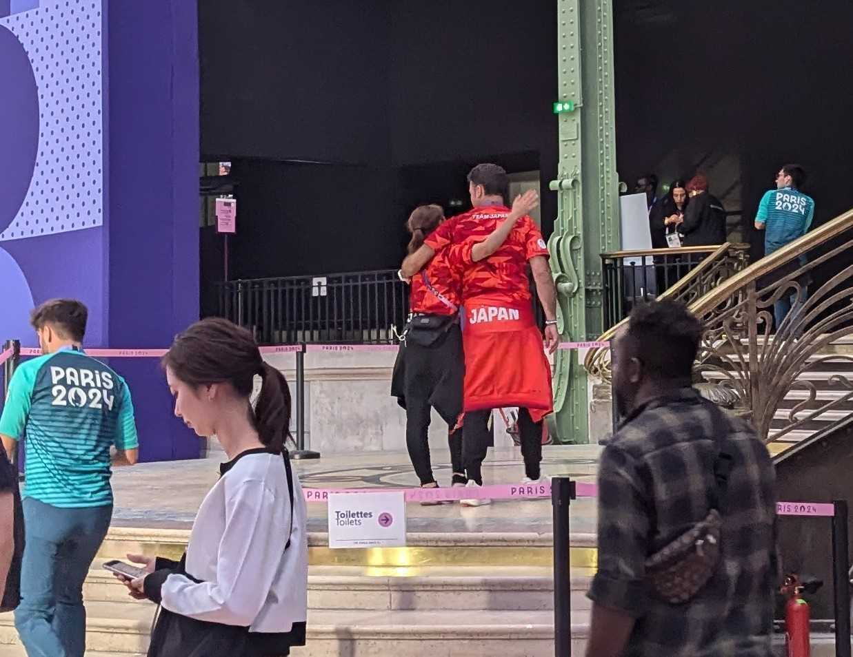 郷倉マリーン通訳をねぎらうフランク・ボアダンコーチ　©Yu Saito