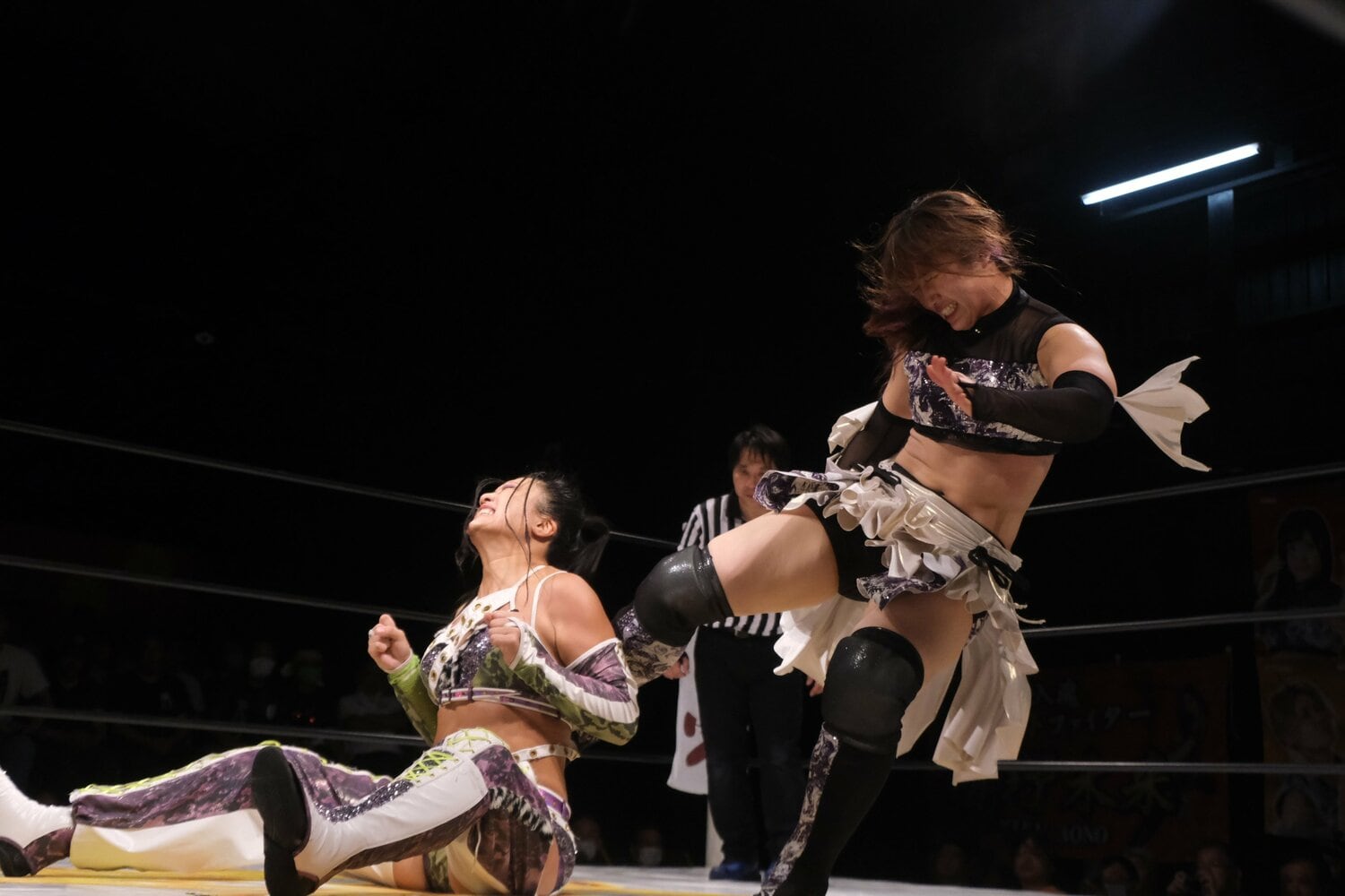 格上の野崎渚にも臆さず蹴りを叩き込む　©Norihiro Hashimoto